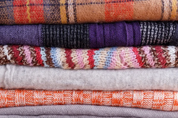 Stack av vikta färgglad scarf — Stockfoto
