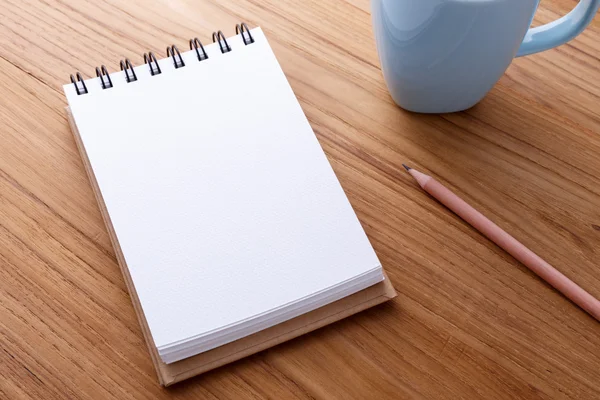 A fa asztal üres notebook — Stock Fotó