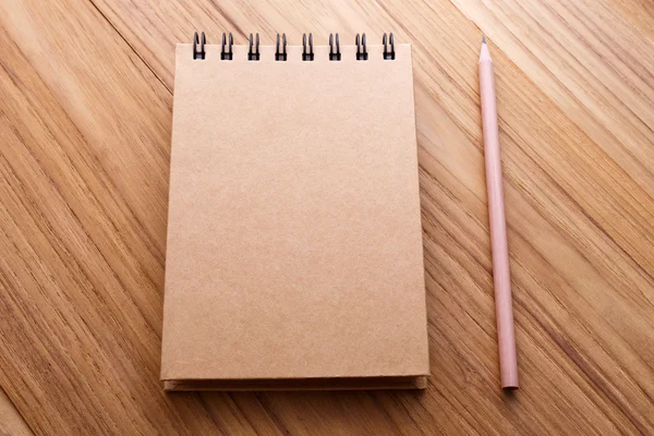 Kraft borító notebook a fa asztal — Stock Fotó