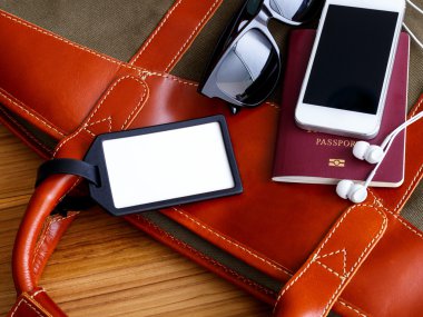 Telefon ve pasaport ile seyahat çanta üzerinde boş etiket
