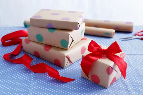Empacotamento e embalagem de presentes — Fotografia de Stock