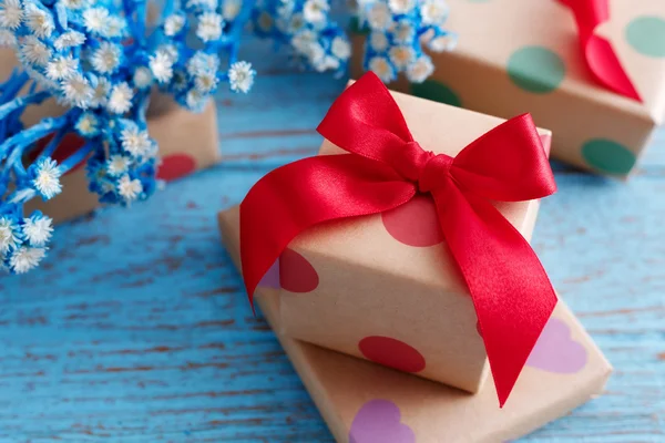 Caja de regalo para vacaciones en mesa de madera — Foto de Stock