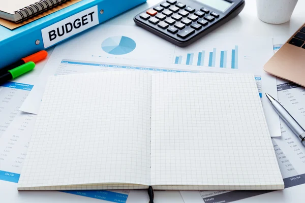 Planejamento financeiro e orçamentário com caderno — Fotografia de Stock