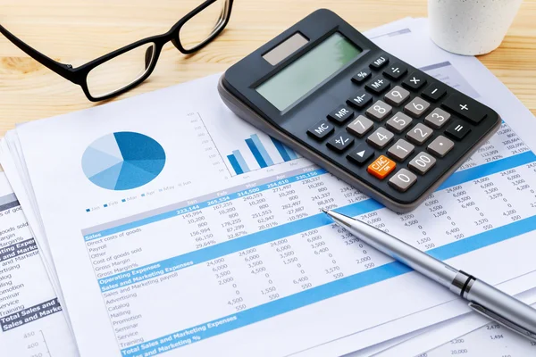 Financial chart with calculator and pen — Stock Photo, Image