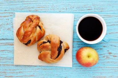 Ekmek rulo kahve ve elma Kahvaltı