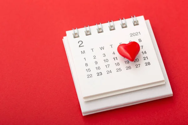 Conceito Dia Dos Namorados Com Calendário Coração Amor Fundo Vermelho — Fotografia de Stock