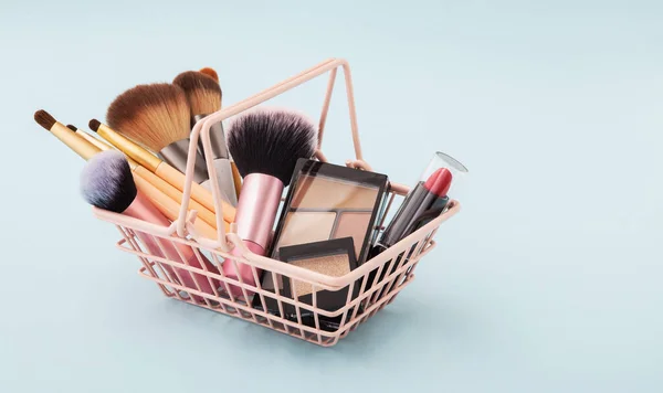 Kosmetikprodukte Pastellrosa Einkaufskorb Auf Blauem Hintergrund Mit Kopierraum — Stockfoto