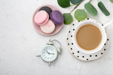 Beyaz mermer zemin üzerinde tatlı badem kurabiyesi olan kahve fincanı, fotokopi alanı olan düz bir tabaka.