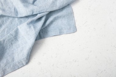 Mavi keten masa örtüsü mermer mutfak masasında, üst manzara.