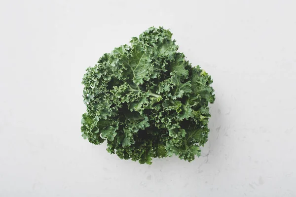 Kale Verse Salade Veggie Superfood Marmeren Tafel Bovenaanzicht — Stockfoto