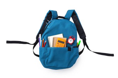 Beyaz arka planda okul malzemelerinin olduğu sırt çantası.