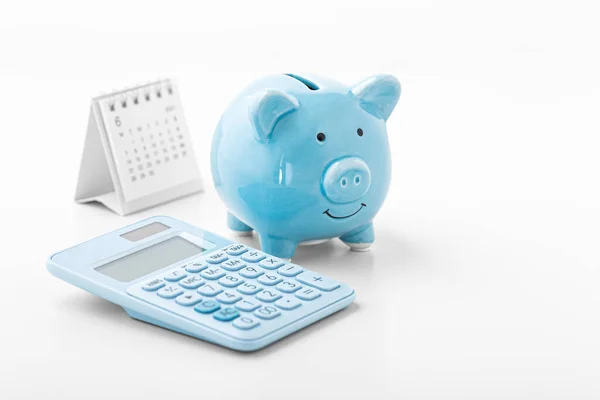 Piggy Banco Com Calculadora Azul Calendário Fundo Branco Objetivo Financeiro — Fotografia de Stock