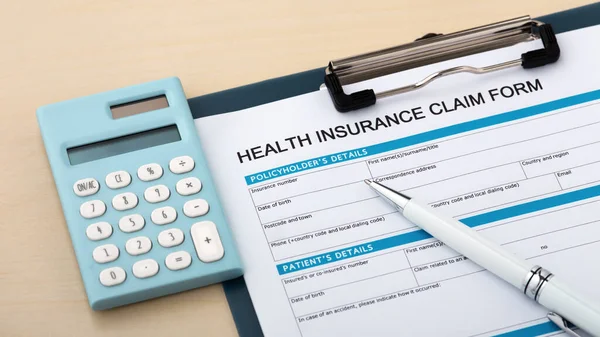 Antragsformular Für Die Krankenversicherung Mit Taschenrechner Und Stift — Stockfoto