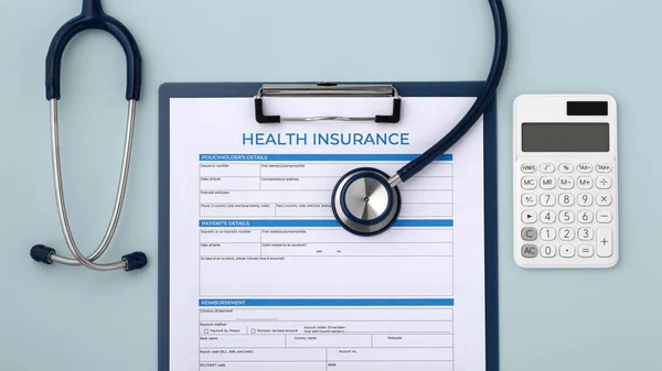 Krankenversicherungskonzept Mit Taschenrechner Und Stethoskop Auf Blauem Hintergrund Draufsicht — Stockfoto