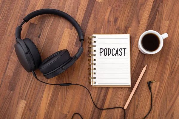 Podcast Koncept Med Hörlurar Och Kaffekopp Träbord Ovanifrån — Stockfoto