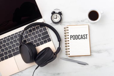 Bilgisayarında kulaklık, mermer arka planda kulaklık, en üstteki görünüm.