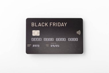 Beyaz arka planda siyah kredi kartı olan siyah cuma indirimi kavramı