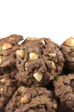 Macadamia çerezleri üzerinde beyaz izole yığını 