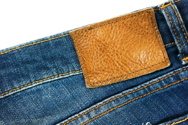 白に茶色の革ラベル付きジーンズ — ストック写真