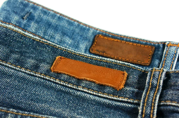 Kot pantolonla deri etiket üzerinde beyaz izole — Stok fotoğraf