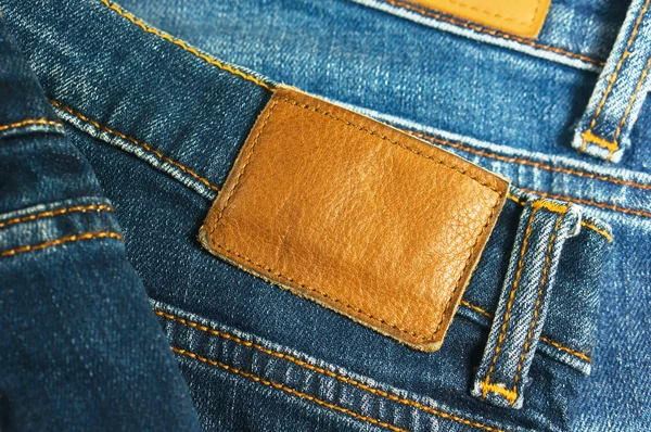 Jeans com fecho de etiqueta de couro marrom — Fotografia de Stock