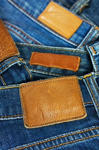 Mavi jeans closeup etiket yığını — Stok fotoğraf