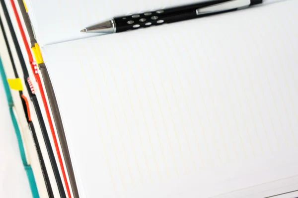Caderno em branco aberto com caneta — Fotografia de Stock