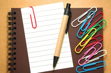 Not kağıdı kalem ve defter üzerinde ATAÇ ile