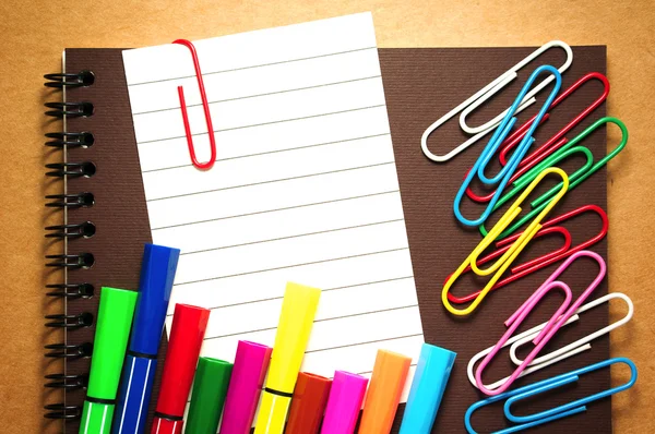 Opmerking papier met viltstift en paperclips — Stockfoto