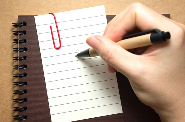 Papír s rukou drží pero — Stock fotografie