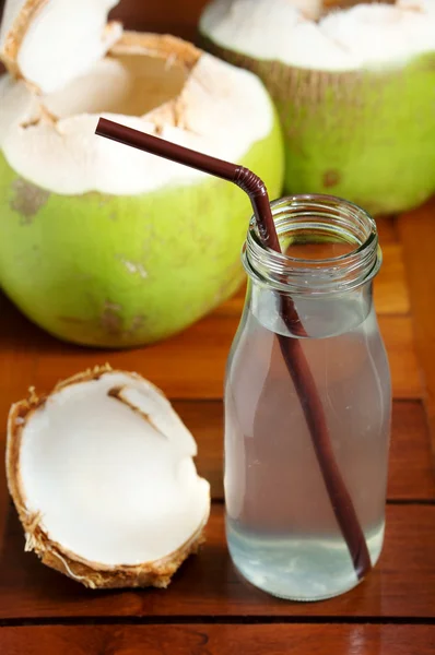 Kokosnoot water drinken in glazen fles — Stockfoto