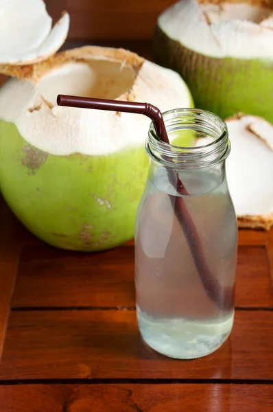 Kokosová voda nápoj na dřevěný stůl — Stock fotografie