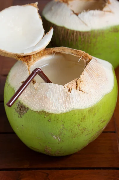 Bebida de água de coco verde — Fotografia de Stock