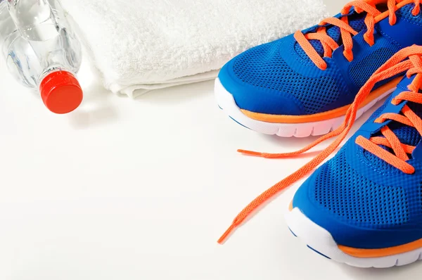 Aksesoris fitness gym dengan sepatu olahraga — Stok Foto