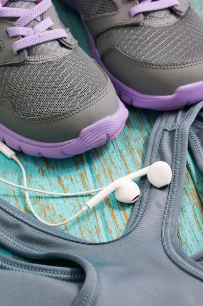 Roupas e sapatos esportivos com fones de ouvido — Fotografia de Stock
