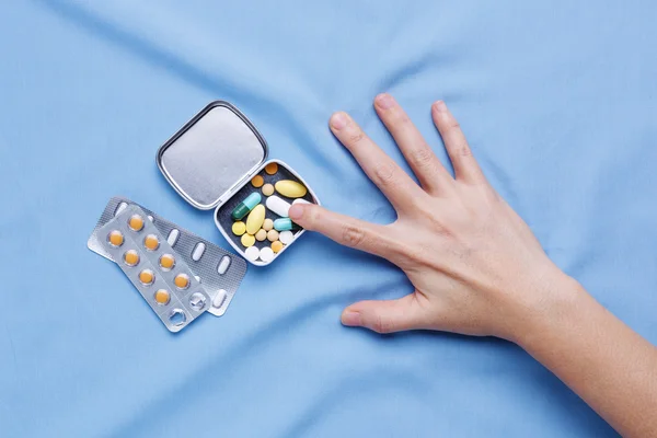 Dolor de la enfermedad con la mano tratando de tomar pastillas —  Fotos de Stock