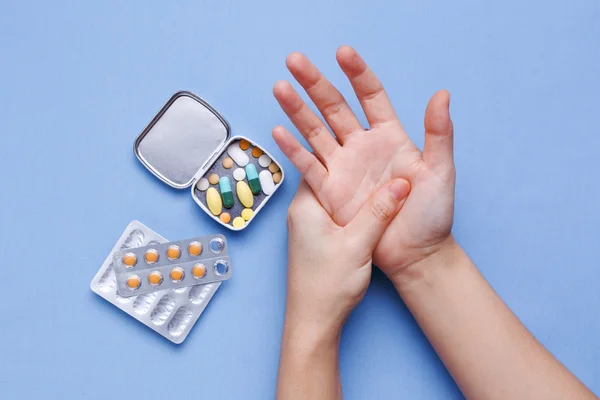 Kadın el eklem ağrısı ile