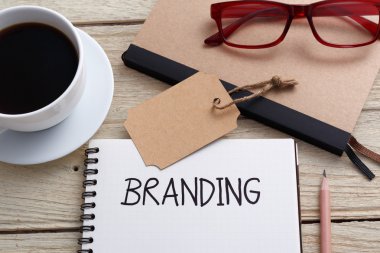 Marka etiketi ve defter gözlük ile