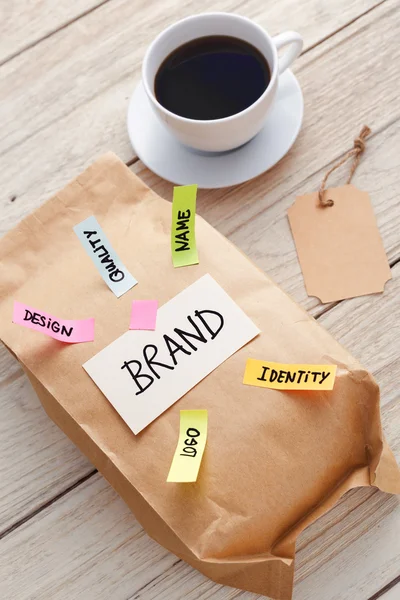 Branding marketingconcept met papieren zak en koffie — Stockfoto