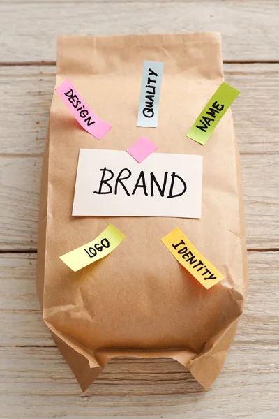 Sacchetto di carta con concetto di marketing di branding — Foto Stock