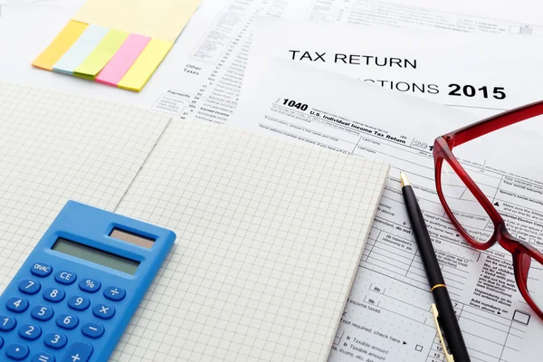 Declaración de impuestos 2015 con calculadora —  Fotos de Stock