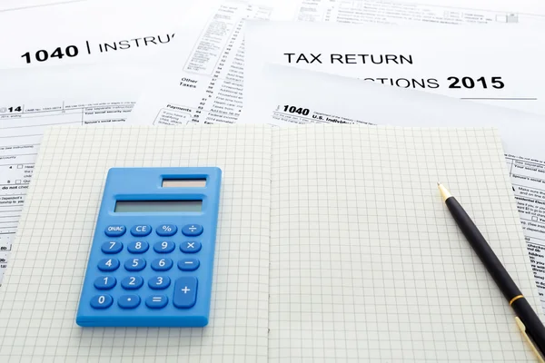 Declaración de impuestos 2015 con calculadora —  Fotos de Stock