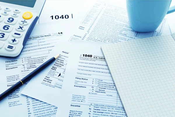 Formulaire de déclaration de revenus sur la table de travail — Photo