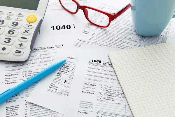 Tax form on work desk — Stock Photo, Image