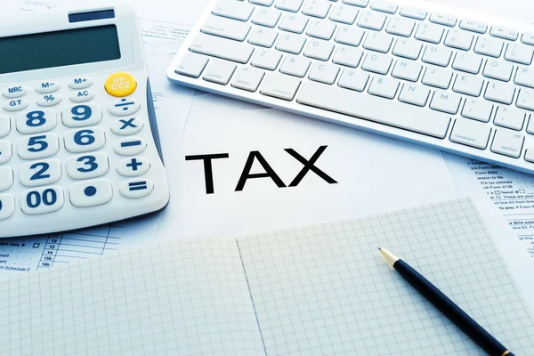 Daňová koncepce s Kalkulačka a klávesnice — Stock fotografie