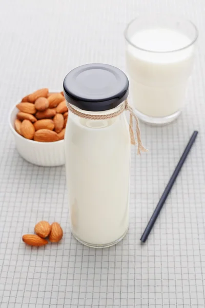 Frasco de leite de amêndoa com palha — Fotografia de Stock