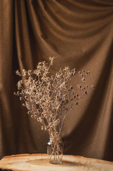 Bouquet Fleurs Sauvages Dans Vase Verre Sur Fond Brun — Photo