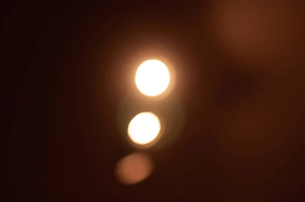 Licht Von Einer Quelle Gelber Laternen Auf Dunklem Hintergrund — Stockfoto