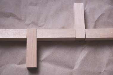 Ahşap dikdörtgenli buruşuk el işi kağıdının arkaplanı minimalist tarzda sıralanmış.