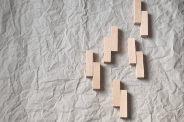 Ahşap dikdörtgenli buruşuk el işi kağıdının arkaplanı minimalist tarzda sıralanmış.